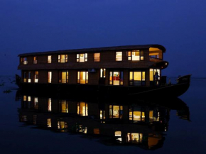 Grand Nirvana Jacuzzi Houseboat